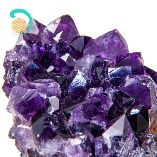 Druse d'améthyste, les cristaux sont roulés et polis afin d'en faire les perles d'un bracelet. daariayoga.com