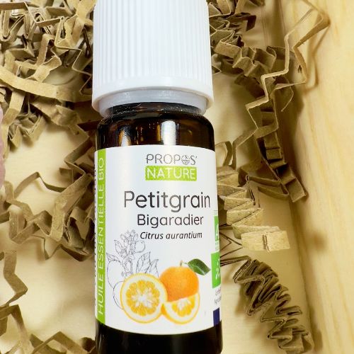 Présentation de l'huile essentielle de petitgrain bio qui compose le coffret Mercure Rétrograde de da'ARIA Yoga