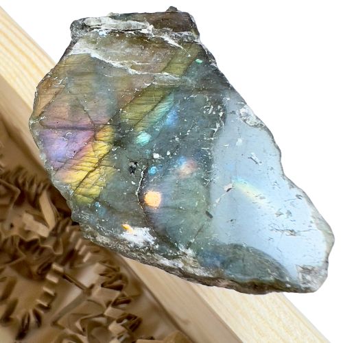 Présentation de la labradorite qui compose le coffret Mercure Rétrograde de da'ARIA Yoga