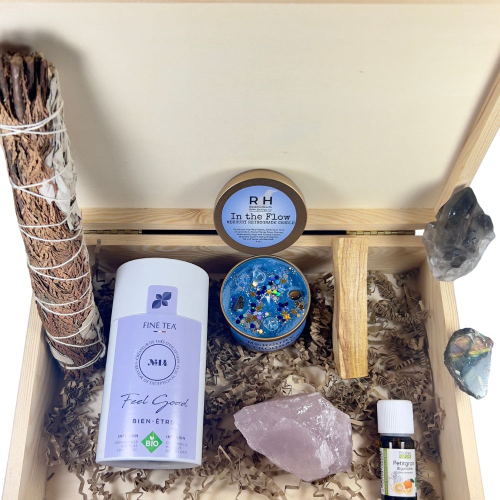 Présentation du Coffret Mercure Rétrograde, composé d'une bougie énergétique, d'un quartz fumé, d'un quartz rose, d'une labradorite, de sauge blanche, de palo santo, d'huile essentielle de petitgrain et d'une infusion bio