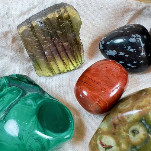 Les pierres de lithothérapie inclues dans le Coffret de Rituel de Protection : malachite, labradorite, jaspe rouge, Rhyolite, obsidienne neige