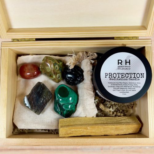 Ouverture du Coffret Rituel de Protection comprenant une bougie, des pierres de lithothérapie et un bâton de palo santo