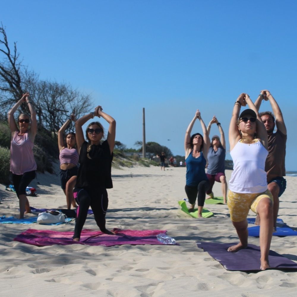 DAARIA YOGA - Daria SIKILINDA donne un cours de yoga collectif à Soulac Sur Mer, au Baine Café, plage des Naiades